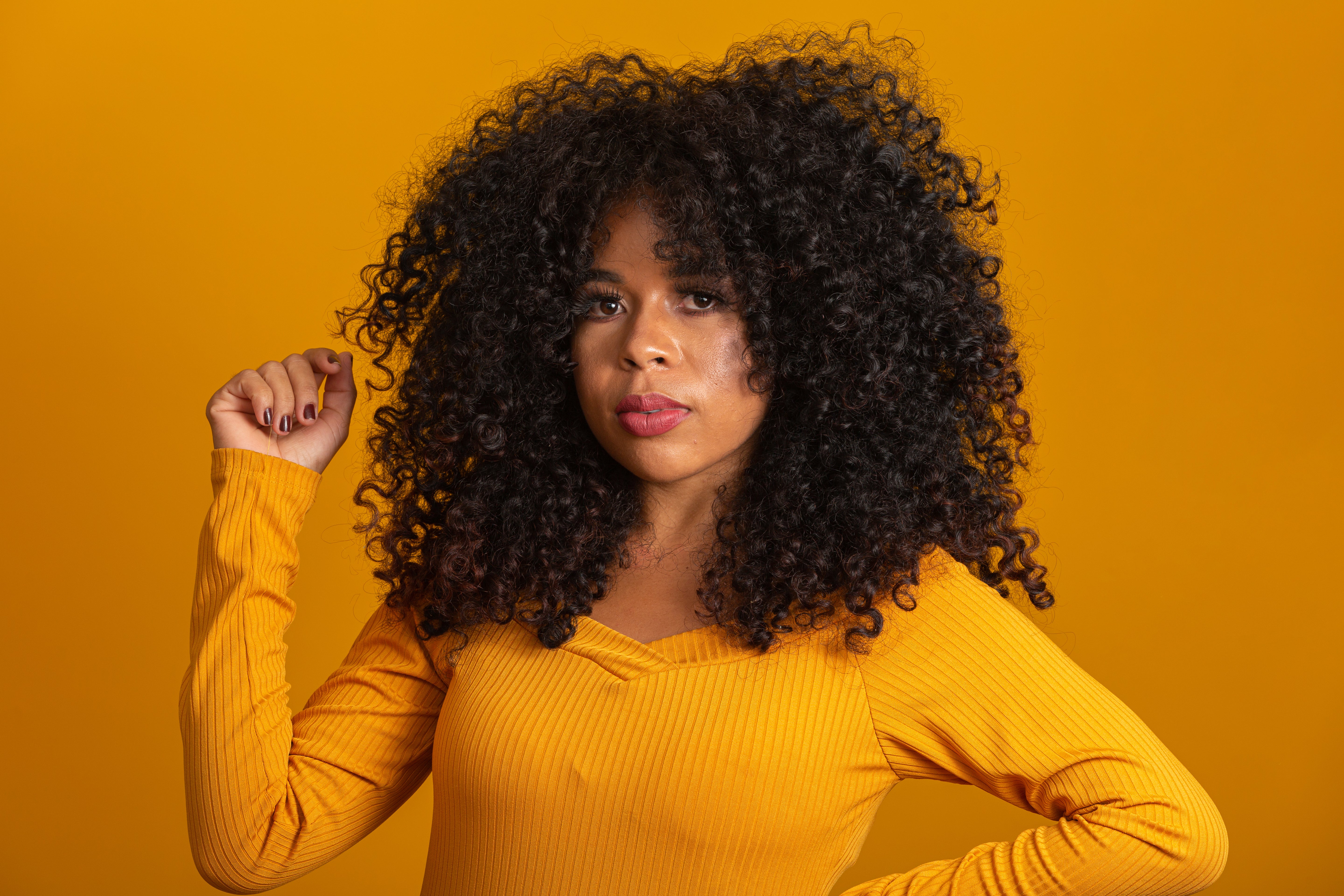 Vecteezy young afro american woman with curly hair looking at camera 7562921